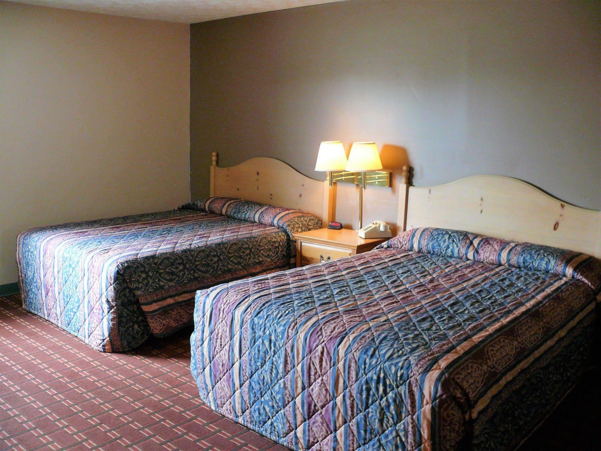 Connersville The Woodridge Inn מראה חיצוני תמונה