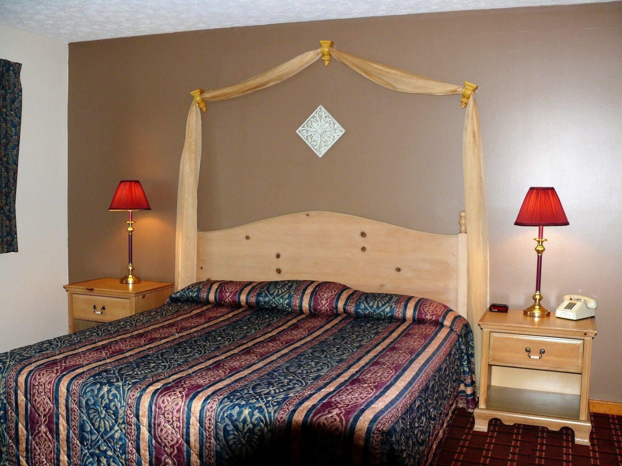 Connersville The Woodridge Inn מראה חיצוני תמונה