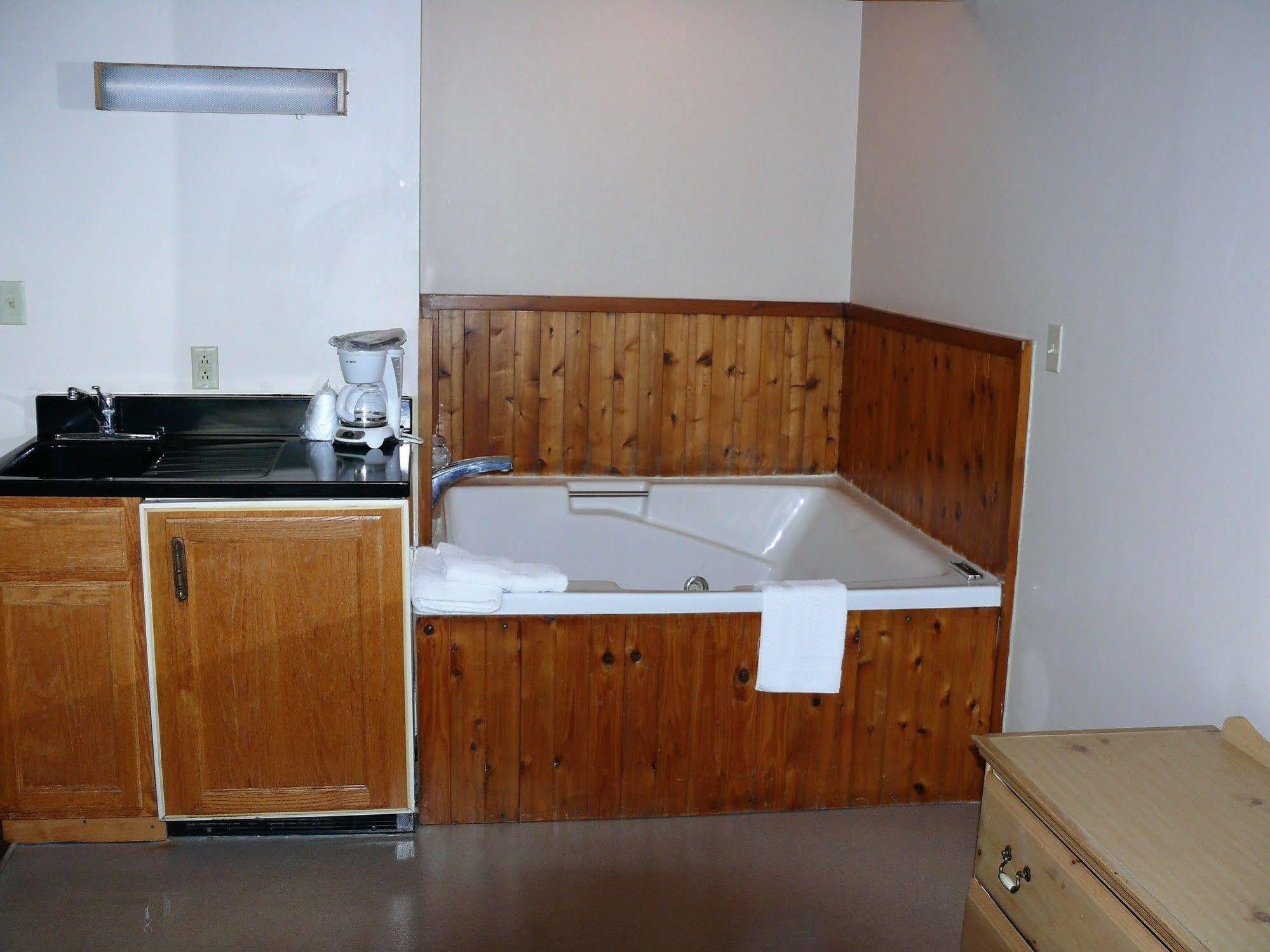 Connersville The Woodridge Inn מראה חיצוני תמונה